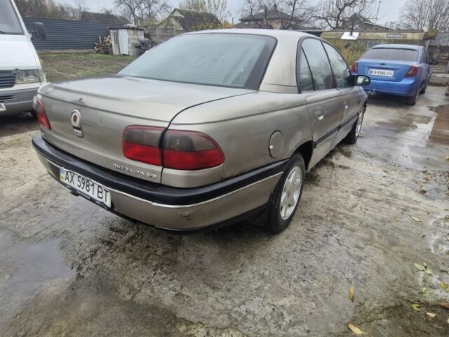 Серый Опель Омега, объемом двигателя 2.5 л и пробегом 321 тыс. км за 1100 $, фото 2 на Automoto.ua