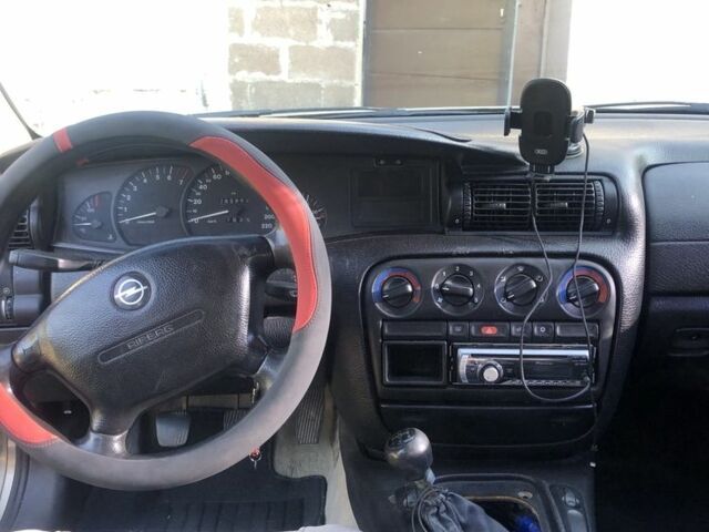 Серый Опель Омега, объемом двигателя 2 л и пробегом 293 тыс. км за 1700 $, фото 2 на Automoto.ua