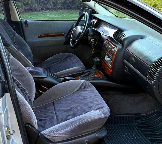 Серый Опель Омега, объемом двигателя 2.5 л и пробегом 300 тыс. км за 2000 $, фото 10 на Automoto.ua