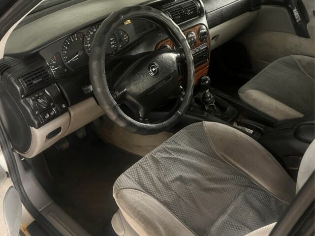 Серый Опель Омега, объемом двигателя 2 л и пробегом 247 тыс. км за 2000 $, фото 1 на Automoto.ua