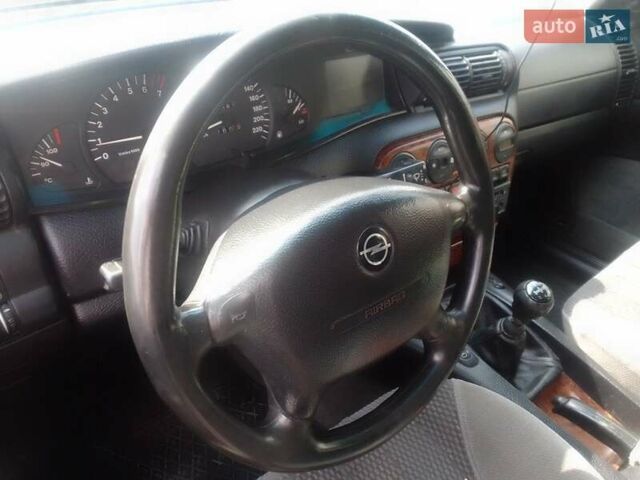 Серый Опель Омега, объемом двигателя 2 л и пробегом 300 тыс. км за 1700 $, фото 4 на Automoto.ua