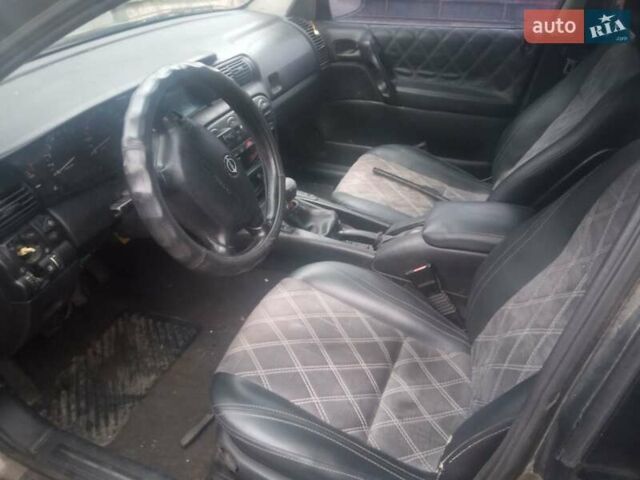 Серый Опель Омега, объемом двигателя 2 л и пробегом 300 тыс. км за 1500 $, фото 2 на Automoto.ua