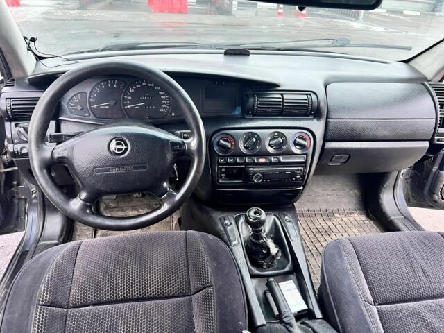 Серый Опель Омега, объемом двигателя 2 л и пробегом 370 тыс. км за 1700 $, фото 5 на Automoto.ua