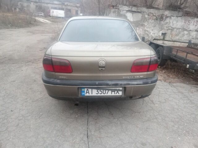 Сірий Опель Омега, об'ємом двигуна 2 л та пробігом 300 тис. км за 1500 $, фото 2 на Automoto.ua