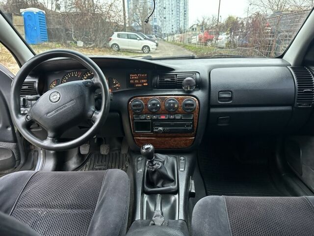 Серый Опель Омега, объемом двигателя 2 л и пробегом 295 тыс. км за 2200 $, фото 9 на Automoto.ua