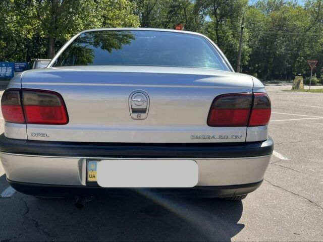Сірий Опель Омега, об'ємом двигуна 2 л та пробігом 205 тис. км за 2150 $, фото 3 на Automoto.ua