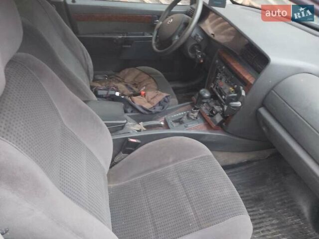 Серый Опель Омега, объемом двигателя 10 л и пробегом 150 тыс. км за 3500 $, фото 5 на Automoto.ua