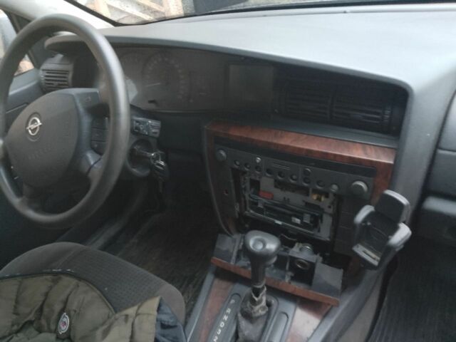 Серый Опель Омега, объемом двигателя 10 л и пробегом 150 тыс. км за 3500 $, фото 5 на Automoto.ua