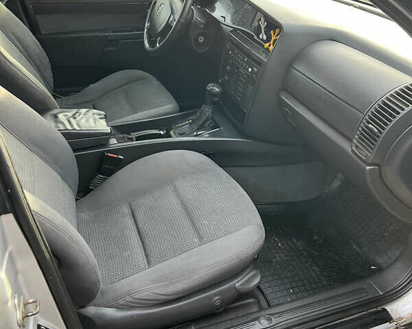 Серый Опель Омега, объемом двигателя 2.2 л и пробегом 325 тыс. км за 2200 $, фото 6 на Automoto.ua