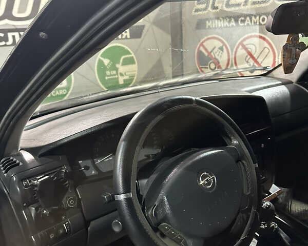 Сірий Опель Омега, об'ємом двигуна 2.2 л та пробігом 379 тис. км за 2200 $, фото 11 на Automoto.ua