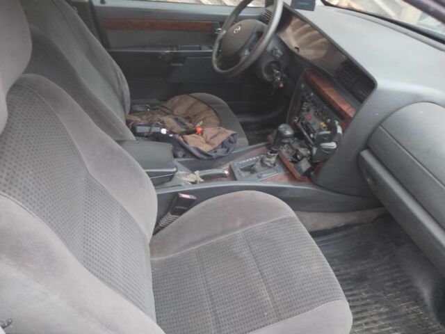 Серый Опель Омега, объемом двигателя 10 л и пробегом 150 тыс. км за 3500 $, фото 6 на Automoto.ua