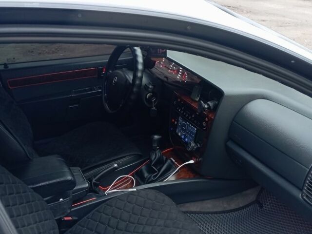 Серый Опель Омега, объемом двигателя 2 л и пробегом 380 тыс. км за 3000 $, фото 4 на Automoto.ua