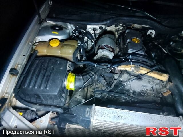 Сірий Опель Омега, об'ємом двигуна 2.2 л та пробігом 384 тис. км за 2000 $, фото 1 на Automoto.ua