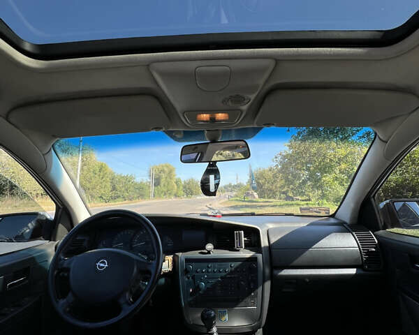 Серый Опель Омега, объемом двигателя 2.6 л и пробегом 360 тыс. км за 4150 $, фото 6 на Automoto.ua