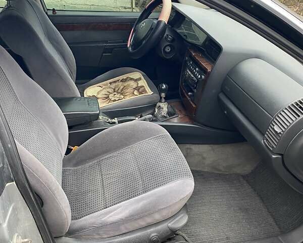 Серый Опель Омега, объемом двигателя 2.2 л и пробегом 111 тыс. км за 2600 $, фото 9 на Automoto.ua