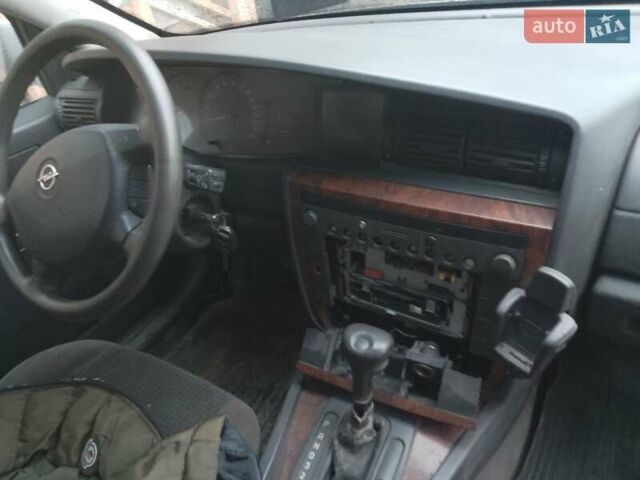 Сірий Опель Омега, об'ємом двигуна 10 л та пробігом 150 тис. км за 2000 $, фото 4 на Automoto.ua
