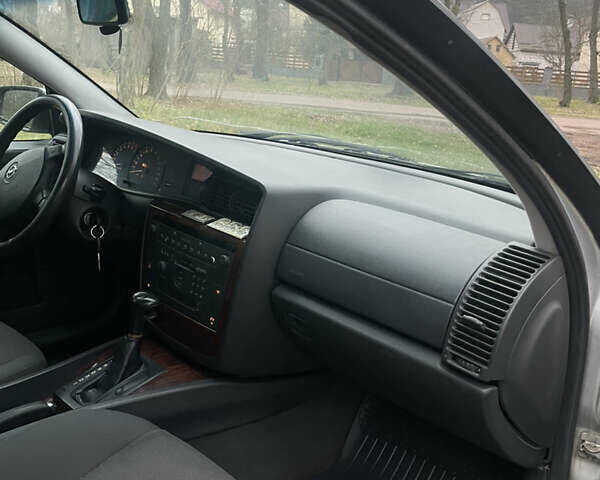 Серый Опель Омега, объемом двигателя 2.2 л и пробегом 206 тыс. км за 2900 $, фото 5 на Automoto.ua