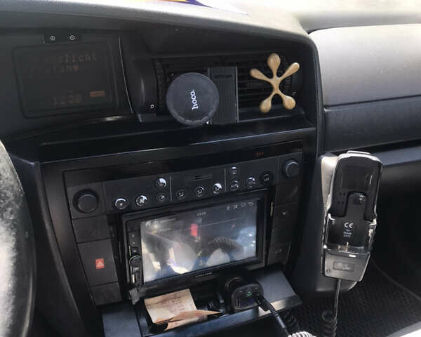 Сірий Опель Омега, об'ємом двигуна 2.2 л та пробігом 250 тис. км за 2500 $, фото 13 на Automoto.ua