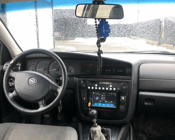 Серый Опель Омега, объемом двигателя 2.2 л и пробегом 266 тыс. км за 2100 $, фото 6 на Automoto.ua