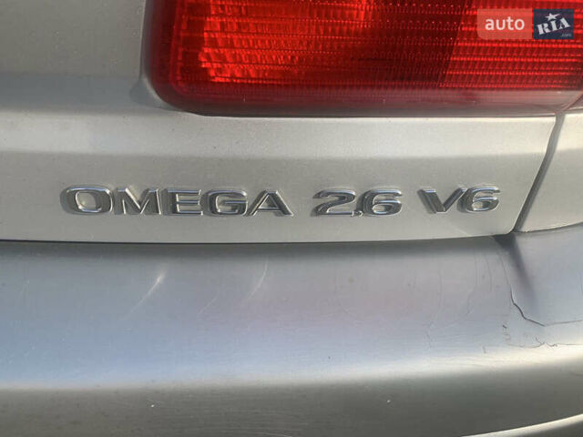 Серый Опель Омега, объемом двигателя 2.6 л и пробегом 300 тыс. км за 5000 $, фото 10 на Automoto.ua