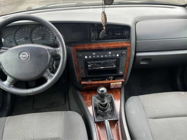 Серый Опель Омега, объемом двигателя 2.2 л и пробегом 300 тыс. км за 2500 $, фото 14 на Automoto.ua
