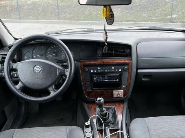 Серый Опель Омега, объемом двигателя 2.2 л и пробегом 400 тыс. км за 2200 $, фото 9 на Automoto.ua