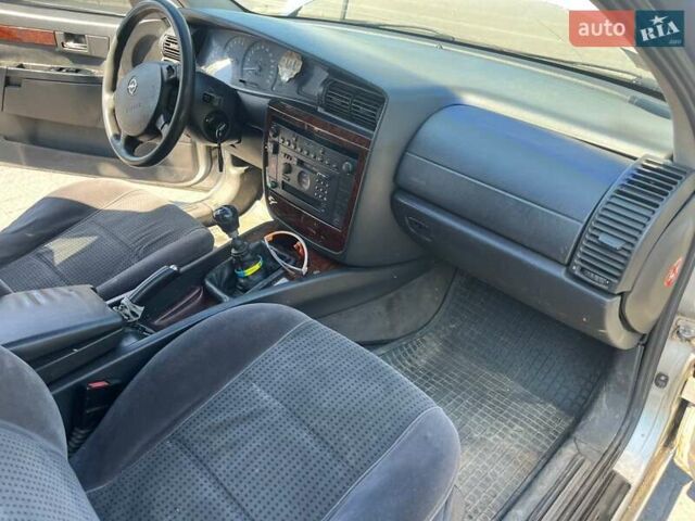 Сірий Опель Омега, об'ємом двигуна 2.2 л та пробігом 340 тис. км за 2600 $, фото 6 на Automoto.ua