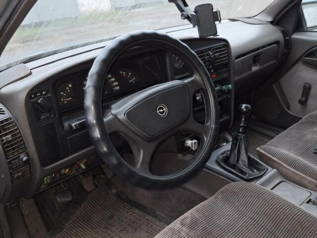 Сірий Опель Омега, об'ємом двигуна 2 л та пробігом 326 тис. км за 1200 $, фото 4 на Automoto.ua