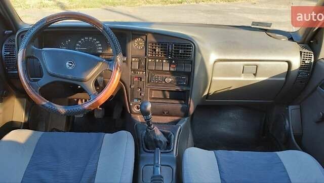 Сірий Опель Омега, об'ємом двигуна 1.8 л та пробігом 333 тис. км за 700 $, фото 5 на Automoto.ua