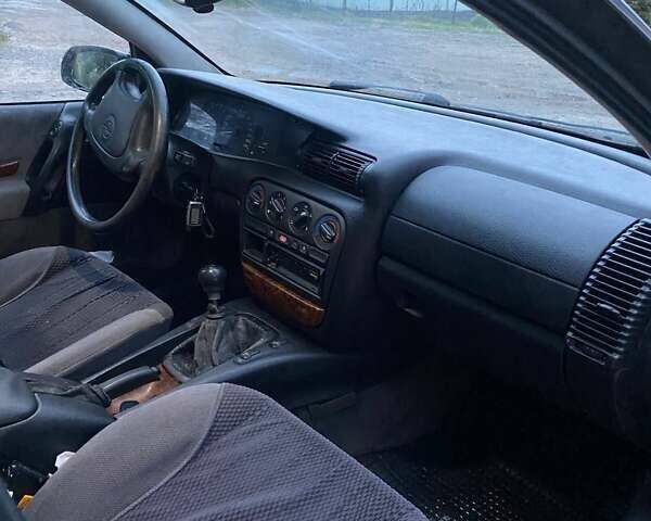 Серый Опель Омега, объемом двигателя 2 л и пробегом 400 тыс. км за 1600 $, фото 3 на Automoto.ua