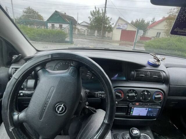 Серый Опель Омега, объемом двигателя 2 л и пробегом 263 тыс. км за 2450 $, фото 1 на Automoto.ua