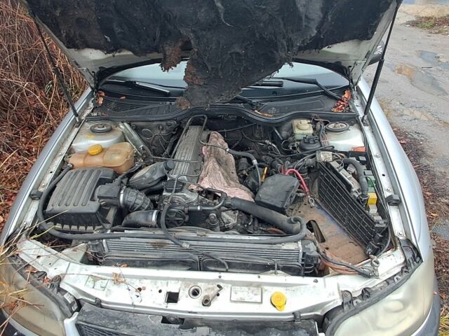 Серый Опель Омега, объемом двигателя 2.5 л и пробегом 260 тыс. км за 700 $, фото 1 на Automoto.ua