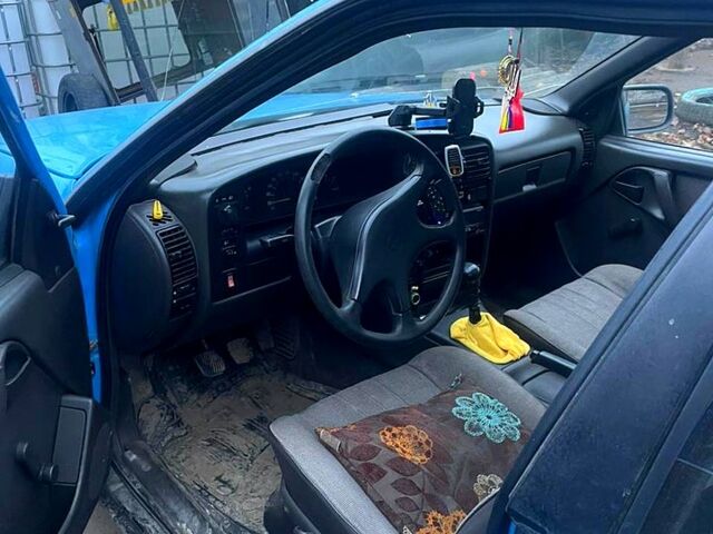 Сірий Опель Омега, об'ємом двигуна 1.6 л та пробігом 111 тис. км за 950 $, фото 3 на Automoto.ua