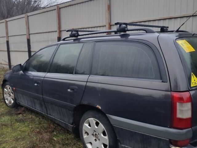 Серый Опель Омега, объемом двигателя 2.5 л и пробегом 500 тыс. км за 1000 $, фото 1 на Automoto.ua