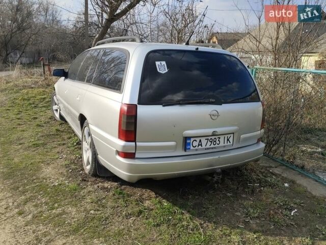 Серый Опель Омега, объемом двигателя 2.5 л и пробегом 251 тыс. км за 1200 $, фото 1 на Automoto.ua