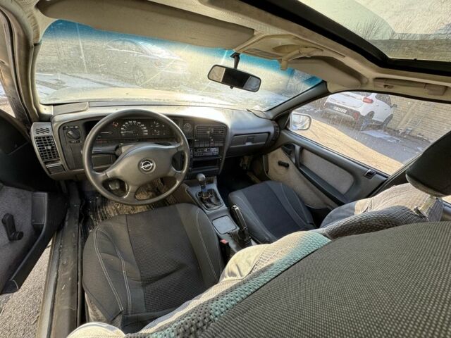 Серый Опель Омега, объемом двигателя 2 л и пробегом 260 тыс. км за 1050 $, фото 9 на Automoto.ua