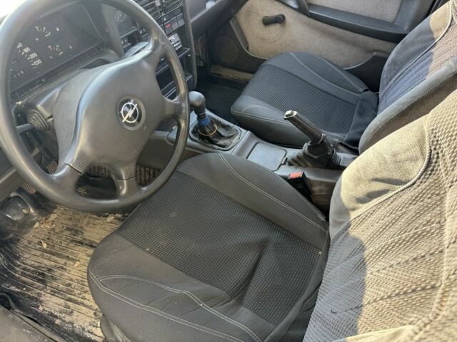 Серый Опель Омега, объемом двигателя 2 л и пробегом 260 тыс. км за 1050 $, фото 10 на Automoto.ua