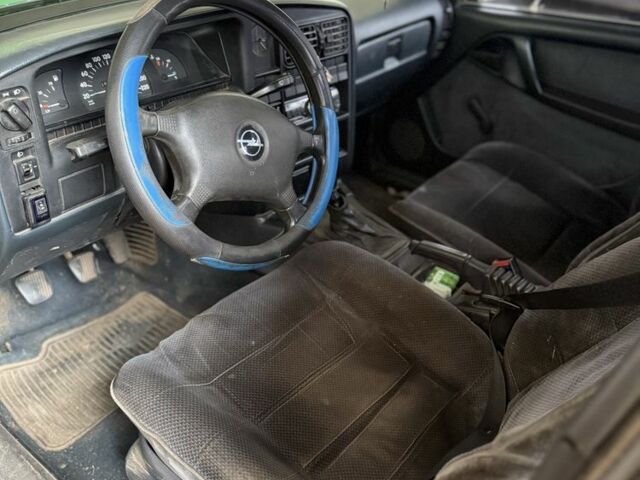 Синій Опель Омега, об'ємом двигуна 2 л та пробігом 1000 тис. км за 954 $, фото 4 на Automoto.ua