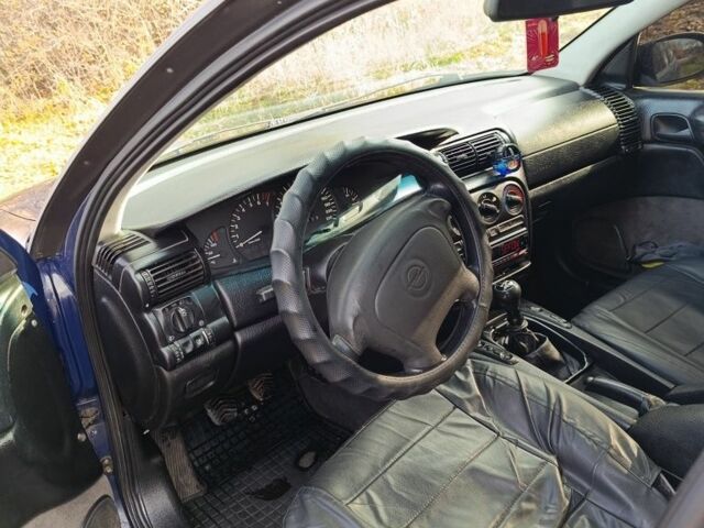Синий Опель Омега, объемом двигателя 2 л и пробегом 350 тыс. км за 1670 $, фото 3 на Automoto.ua