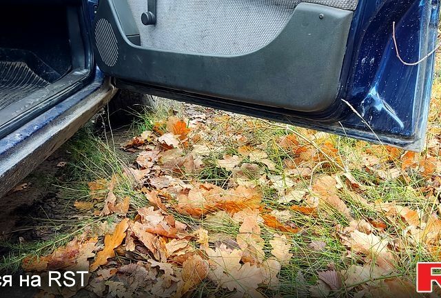 Синій Опель Омега, об'ємом двигуна 1.8 л та пробігом 300 тис. км за 1000 $, фото 7 на Automoto.ua