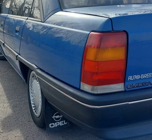 Синий Опель Омега, объемом двигателя 1.8 л и пробегом 208 тыс. км за 3500 $, фото 5 на Automoto.ua