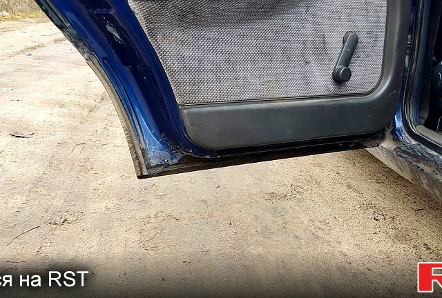 Синій Опель Омега, об'ємом двигуна 1.8 л та пробігом 300 тис. км за 1000 $, фото 5 на Automoto.ua