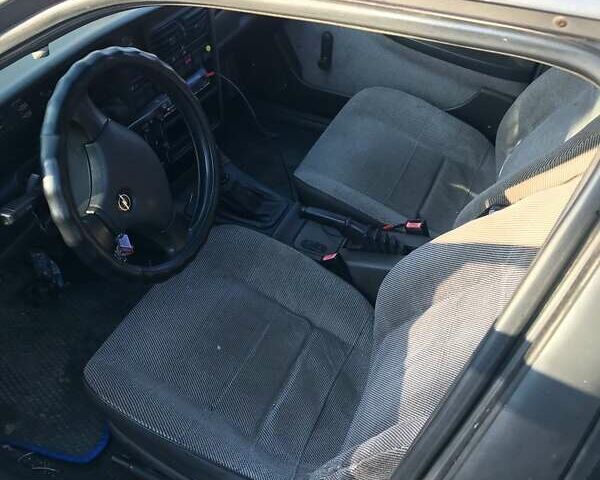 Синий Опель Омега, объемом двигателя 2 л и пробегом 175 тыс. км за 1104 $, фото 4 на Automoto.ua