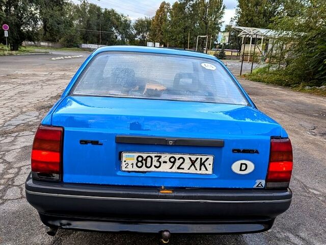 Синий Опель Омега, объемом двигателя 18 л и пробегом 192 тыс. км за 800 $, фото 2 на Automoto.ua