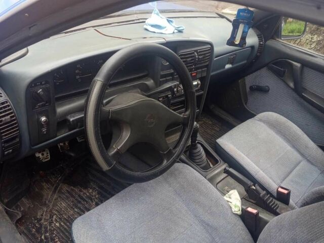 Синий Опель Омега, объемом двигателя 2 л и пробегом 300 тыс. км за 850 $, фото 5 на Automoto.ua