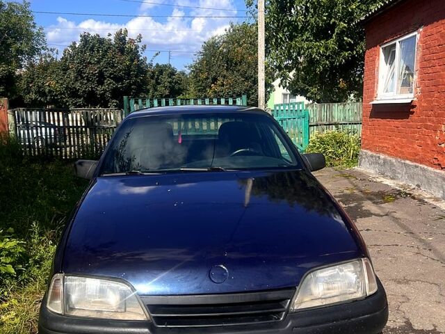 Синий Опель Омега, объемом двигателя 1.8 л и пробегом 244 тыс. км за 1350 $, фото 1 на Automoto.ua