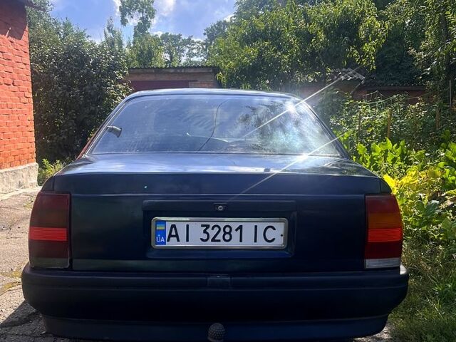 Синий Опель Омега, объемом двигателя 1.8 л и пробегом 244 тыс. км за 1350 $, фото 3 на Automoto.ua