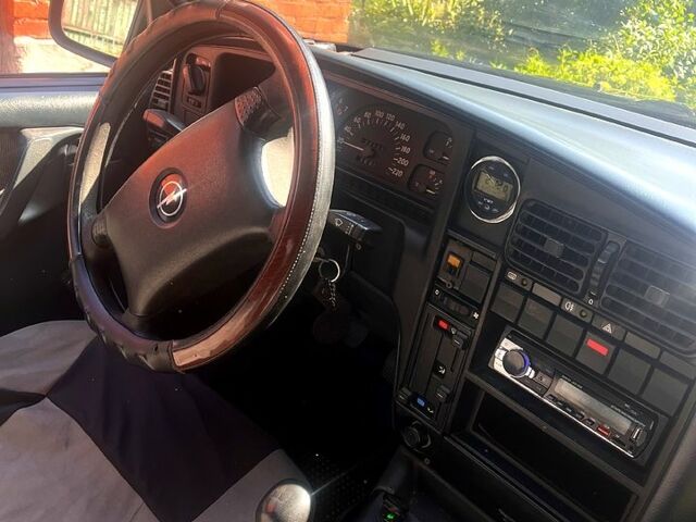 Синий Опель Омега, объемом двигателя 1.8 л и пробегом 244 тыс. км за 1350 $, фото 6 на Automoto.ua