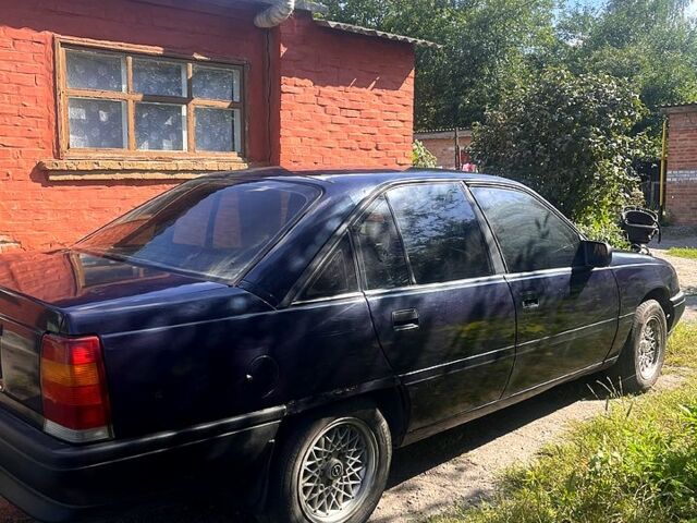 Синий Опель Омега, объемом двигателя 1.8 л и пробегом 244 тыс. км за 1350 $, фото 4 на Automoto.ua