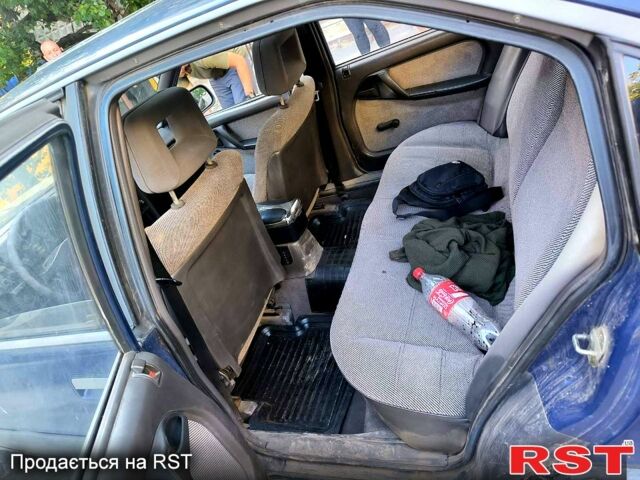 Синий Опель Омега, объемом двигателя 1.8 л и пробегом 200 тыс. км за 1100 $, фото 5 на Automoto.ua